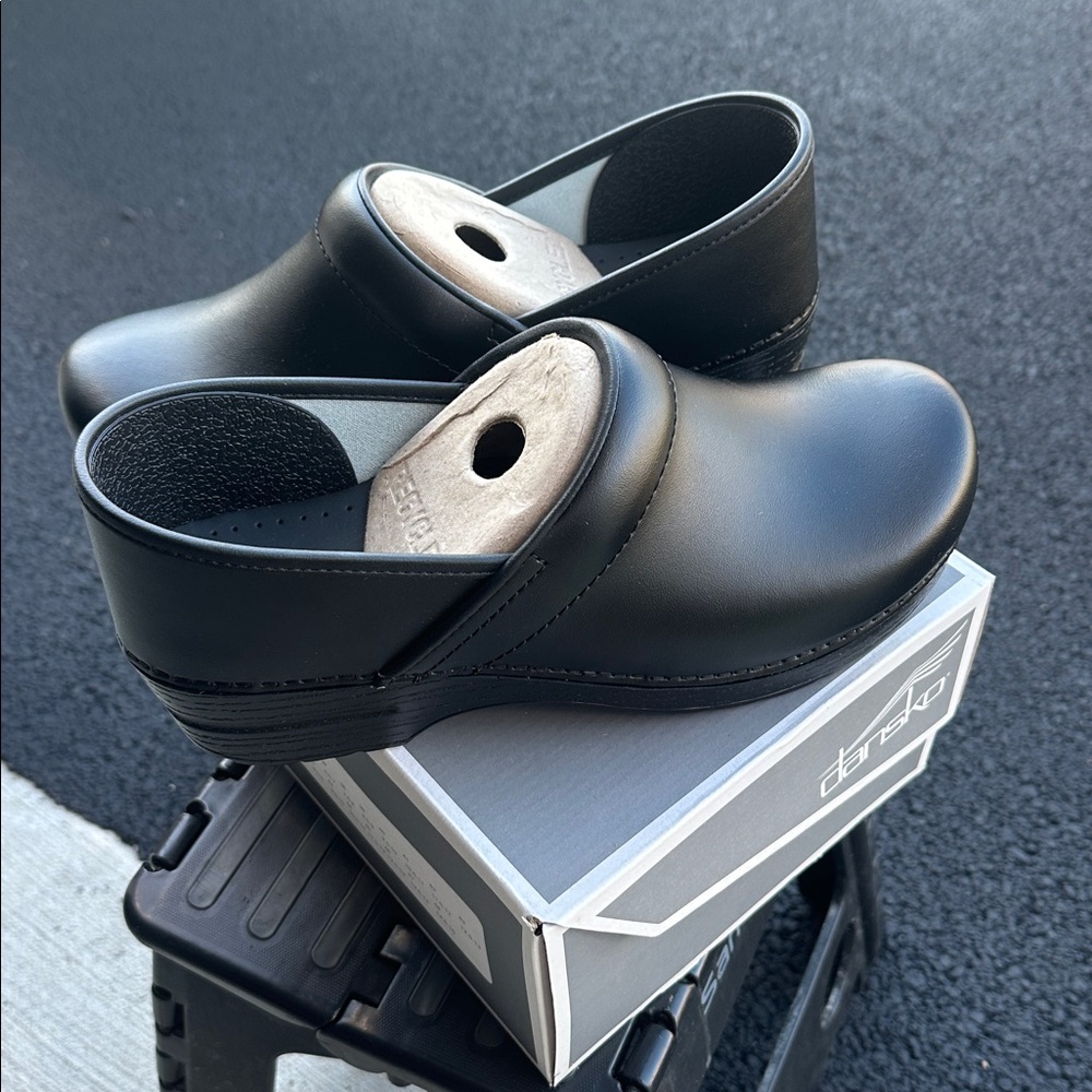 NEW IN BOX Dansko Matte Black Clogs